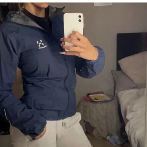 Jacka - Säljer nu min jätte sköna Haglöf jacka/höstjackan i färgen blå. Storlek Xs men passar S. Köpt för 1799.