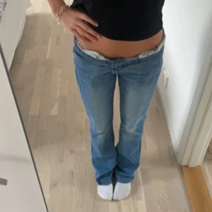 Low waisted bootcut jeans - Lågmidjade bootcut jeans. Super fina och perfekt passform. Har vikt ner den på bilden eftersom dem är lite stora i midjan på mig som vanligtvis har 34/36❤️