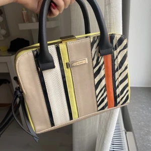 River Island handväska - Fin handväska (River Island) använd två gånger. Passar för ute kvällar och restaurang 💕 