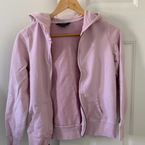 Rosa Ralph lauren ziphoodie - Säljer min oanvända babyrosa ziphoodie från Ralph Lauren. I strl xs - s och har jätteskönt material! 