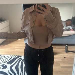 Skjorta/jacka - Aldrig använd, bara legat i garderoben hur länge som helst. Jättefin men inte min typ av klädsel.