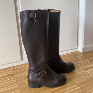 Jonny bulls stövlar - Jonny bulls stövlar i 36. Oerhört fint skick. Mindre skada framtill på höger tå (se bild 2) sparsamt använda.