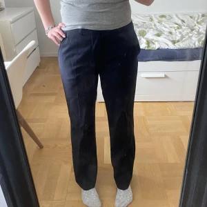 Mörkblå kostymbyxor  - Bra skick, passar mig i längden som är 165. Ca storlek 36.