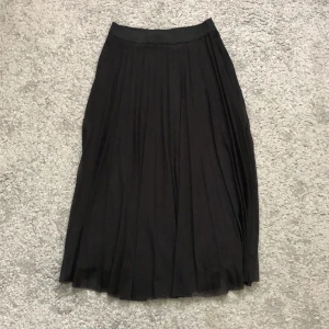 Kjol tyll svart Bershka - Svart tyllkjol från Berska, med resår i midjan. Aldrig använd. 