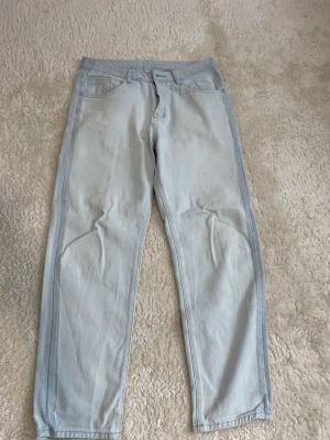 Ljusblåa jeans - Ljusblåa jeans för 200kr