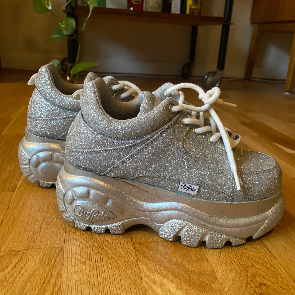 Silver glittriga buffaloskor i storlek 36 (passar 37) Älskar dom men tyvärr så har dom bara blivit använda en kväll samt testade hemma så vill ge dom ett nytt liv 🌟🪩. Kengät.