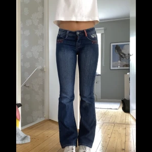 Lowrised bootcut jeans  - Säljer dessa fina jeans med unika bakfickor❤️‍🔥 Dessa har så fin passform måtten är: Innerbenslängden;83cm Midjemått; 37