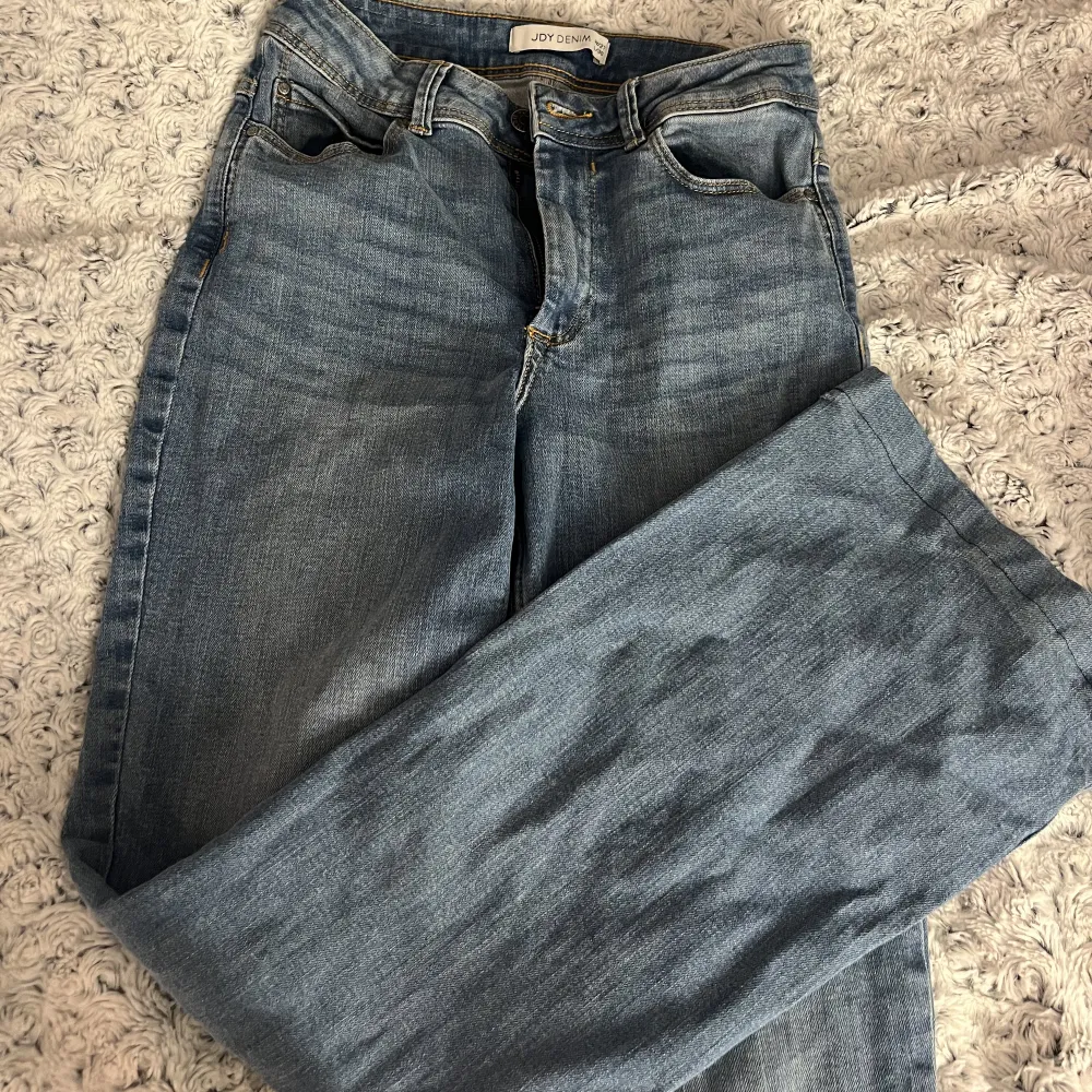 Säljer mina blå jeans som är i jätte bra skick. De är dock uppsydda så skulle passa någon runt 160, det går även att ta bort stygnen . Jeans & Byxor.