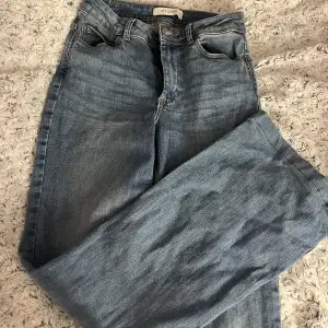 Säljer mina blå jeans som är i jätte bra skick. De är dock uppsydda så skulle passa någon runt 160, det går även att ta bort stygnen 