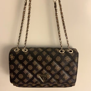 Guess väska  - Nu säljer jag min äkta guess väska som inte har kommit till nån användning💓💓. Den är köpt förra året i februari och är använd Max 1 gång. Kan användas som båda hand väska och crossbody💓💓 