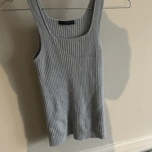 Brandy topp - Supersöt stickat linne från Brandy Melville i babyblå färg 🥰🥰 Väldigt stretchiga så passar de flesta 
