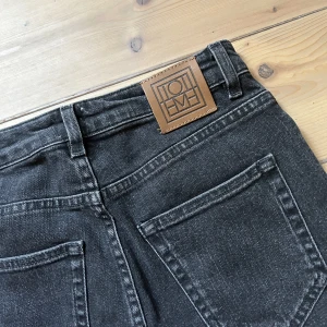 Toteme Standard Jeans 26/34 - Modell ”Standard” raka gråsvarta med lite stretch, endast provade - som nya.