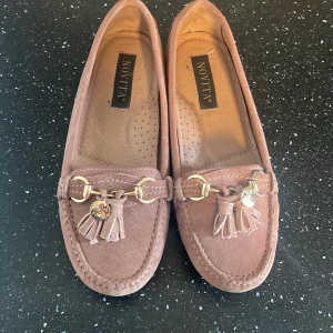 Novita Loafers - Gammelrosa mocka Novita loafers i strl 37 ☺️Aldrig använda pga för små, som nya!❤️ Nypris 1200:-. Mitt pris 400:-