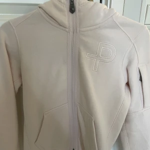 Pelle P tröja  - Ljusrosa Pelle P tröja. Helt oanvänd säljer pga att den inte kommer till användning men jättefin! Nypris 900kr säljer för 300kr. Storlek 140, från barnavdelningen. 