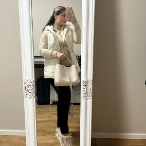 Väst🧸☁️🤍 - Beige väst i näst intill nyskick ✨🤍🧸🤎☁️ Stl xs