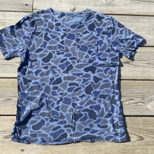 T-shirt  - Blå camomönstrad tisha. Bra kvalitet och supersjuk å skön. 