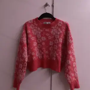 En mysig tröja från zara i storlek S💓 kostar 400 men säljer för 150🫶🏼 pris kan diskuteras 