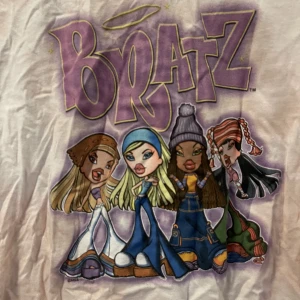Bratz tshirt - Crop top, den är inte fläckig, det är designen Mer rosa i verkligheten 
