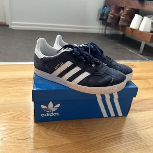 Adidas gazelle storlek 36 2/3 - Mörkblå superfina sneakers nu till hösten. Använda fåtal gånger, säljer för de är för små för mig. Priset kan diskuteras och skriv för fler bilder/frågor 