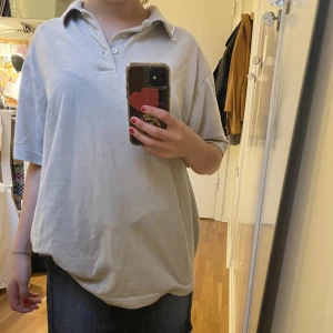 Piké tröja - Beige piké tröja i fint skick och material i strl XL
