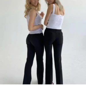 Kostymbyxa - Säljer dessa kostymbyxor från Design By Sí i storlekXS ellerXXS (osäker kan kolla upp de)💗 120kr plus frakt🙌🏽💗🙌🏽💗