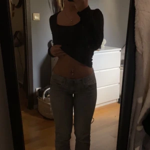 Lågmidjade jeans - Ett par gråa lågmidjade jeans från BOOTLEG. Det är storlek 26 på byxorna och sitter väldigt bra både fram och bak. Jag är 150 så dom är lite långa för mig. Har använt dom några få gånger och vill nu inte ha kvar dom längre:)