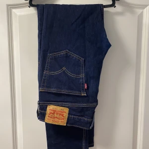 Levi’s 502 -Mörkblå - Levi’s 502 jeans (mörkblå). Bra skick. Hör av dig vid frågor.