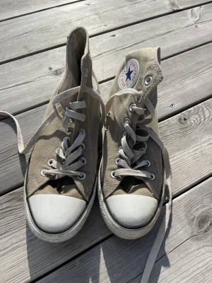 Converse - Begiea converse i storlek 40, använt men bra skick. Köparen står för frakten.