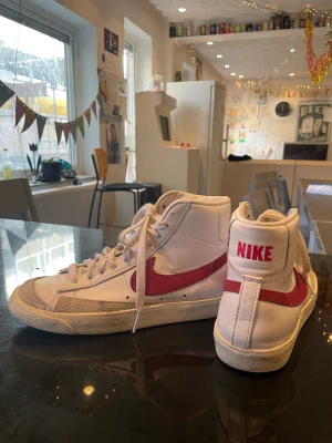 Nike Blazer Mid 77’ röda  - Snålt använda blazers väldigt fina utan defekter utöver någon crease då de ändå har använts lite. Väldigt bra skick