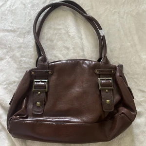 Vintage väska - En jättefin liten vintage väska i brun färg. Passar perfekt under axeln. 