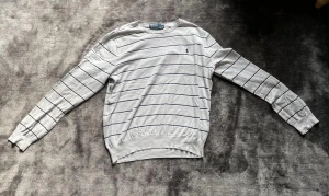 Ralph Laurent tröja - Säljer en ass snygg Ralph Lauren tröja i strl L men passar M eller S.   Inga fläckar eller hål. Skicket syns på bild och om ni har några frågor eller funderingar så är det bara att kontakta mig.