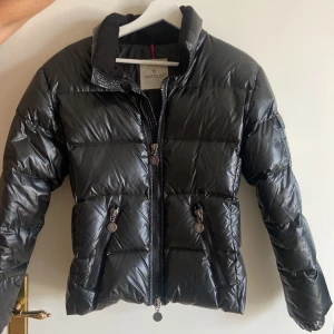 Moncler jacka  - Svart Moncler Jacka med avtagbar luva.