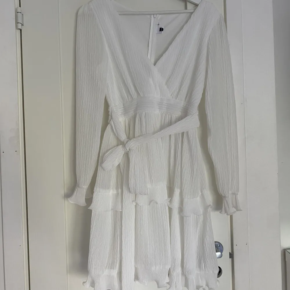 Säljer denna fina klänning ifrån dennis maglic. Köpte den här på plick som hade använt den 1 gång, för mig kom den aldrig till användning. Därav nyskick! Nypris 899 kr. . Klänningar.