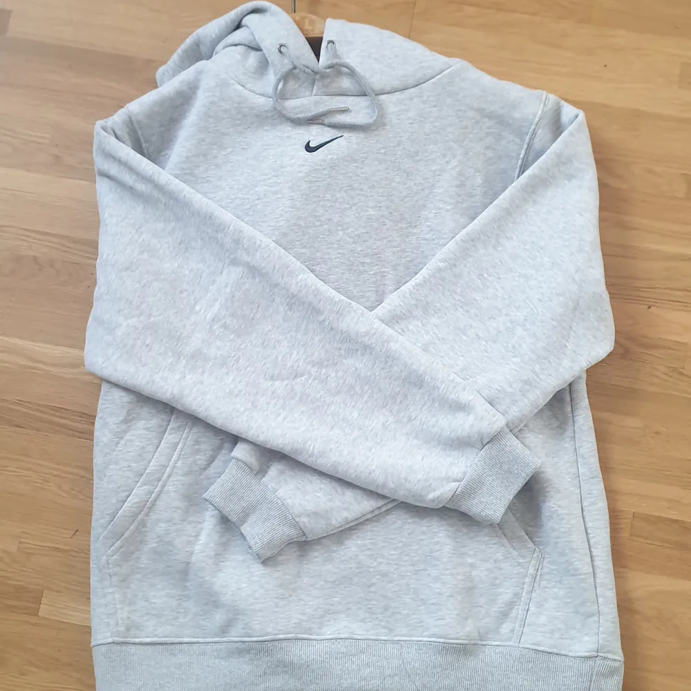 Den mycket populära och eftersökta Grå Nike Center SWOOSH hoodie i grå/vit färg.  10/10 Condition I storlek M! . Tröjor & Koftor.