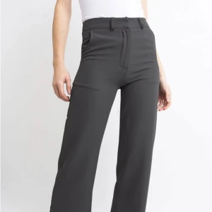 Madlady kostymbyxor  - Säljer dessa kostymbyxor från madlady i storlek XS längd 32. Passar dig om du är ca 170 lång.  Säljer de de är för små. Jättefina och inga skador eller liknande🩷