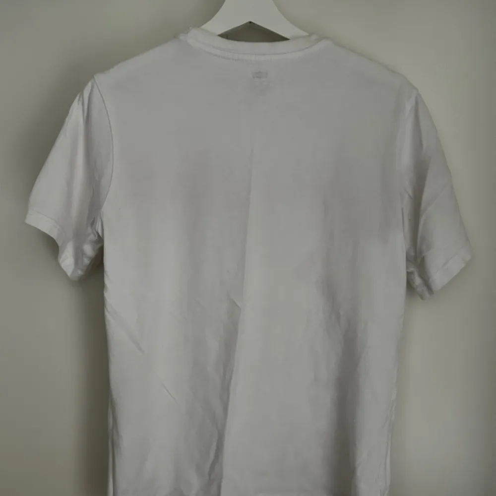 En Levis t shirt som ej används längre. Tröjan är i bra skick och säljer då den är för liten och inte har använts på 3 år. För mer bilder/videos skriv! Pris kan diskuteras!. T-shirts.