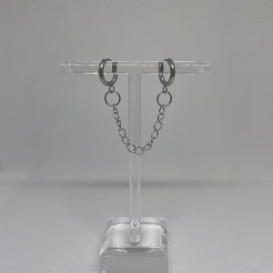 Chain dubble hoop earrings - Dessa örhängen är till största dels gjorda av rostfritt stål vilket innebär att de inte förstörs om de kommer i kontakt med vatten och allmänt håller längre. Rostfritt stål ändrar inte färg som att ndra material ,perfekta för vardaglig användning.💕 Handgj