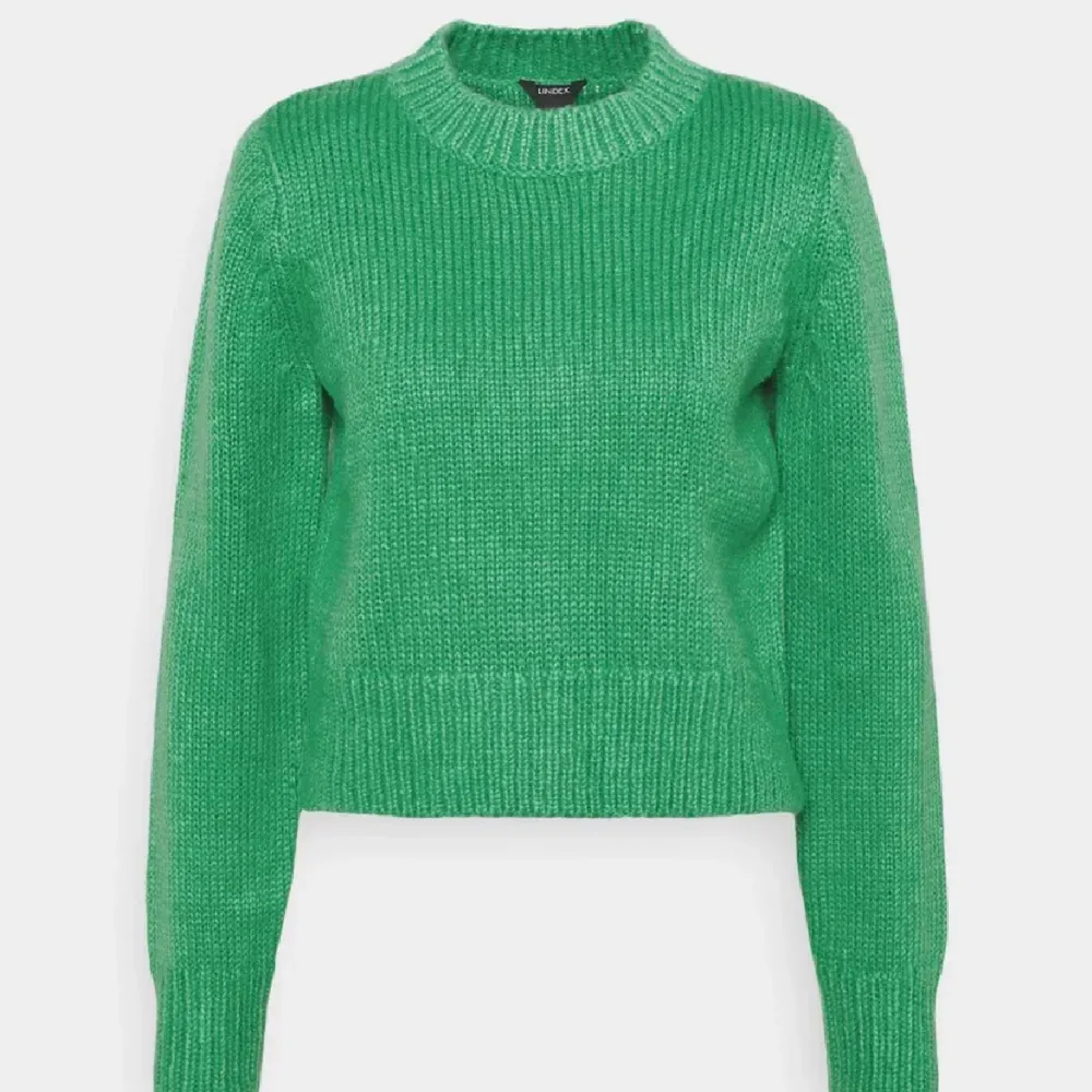 Säljer en super skön stickad tröja från lindex i en fin grön färg. Tröjan är i stl L men sitter super bra på mig som har stl S, passar både xs-m, tröjan är alltså liten i storleken! slutsåld!. Stickat.