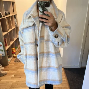 Skjortjacka - Oversized borstad skjortjacka från Asos.  Stl 32, dock stor i storlek och passar mig som är S/M.  Inga defekter men den borstade looken kan få den att upplevas som lite sliten. Har dock mycket kvar att ge. 