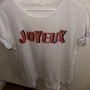 T-shirt med tryck - Tisha med text som tryck, true to size! Inte min stil längre :))