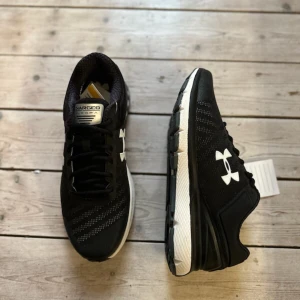 Skor under armour - Helt oanvända skor inte en repa på dom. 