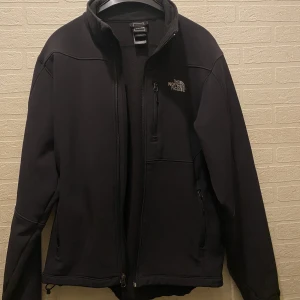 The North face tunn jacka  - Tunn jacka från The North Face, vind & vatten tät. Nästan som ny, lite använd. I mycket bra skick! Säljs för 300+frakt