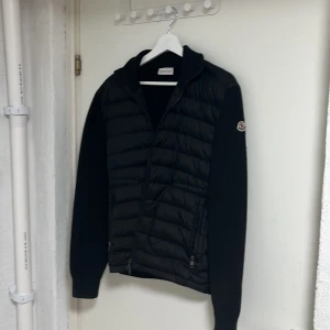 Moncler cardigan - Svart moncler cardigan, storlek L, fits M/L, skick: 9-9,5/10, knappt använd, endast varsamt fåtal tillfällen i våras. Som nyskick.