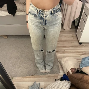 Jeans - Ljusa slitna jeans, jätte sköna men högmidjade så jag använder dom inte längre..