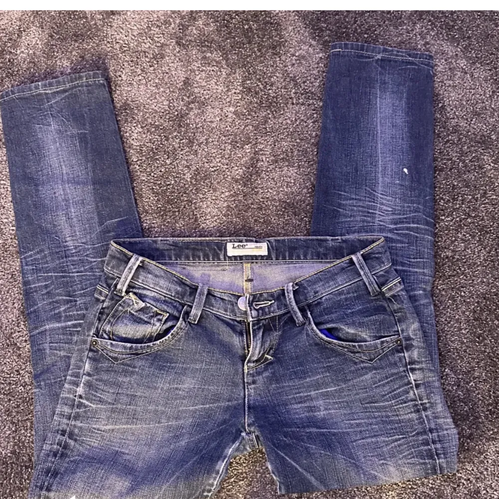 Lågmidjade jeans från Lee, straight.  Kontakta för fler bilder och bilder på. Innerbenslängden är ca 71 cm Midjemått tvärs över är ca 37 cm. Jeans & Byxor.
