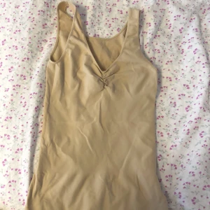 Spandex topp - Säljer pga kommer inte till användning. Den är stretchig men tajt, cinch-in vid midjan.