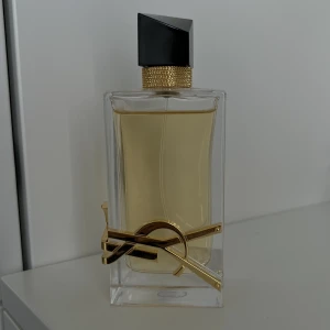 YSL Libre  - YSL Libre 90ml   Superpoppular parfym, har fått många komplimanger på den men doften var inte riktigt för mig. Sparsamt använd, skulle gissa på att minst 80ml är kvar. Köptes in för 1399kr 