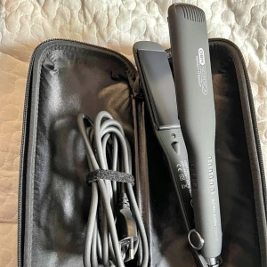 Plattång - BJÖRN AXEN Plattång för proffs/salong Som ny använd ett par gånger. Nypris ca 1100kr. 