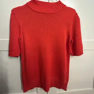 Röd kortärmad stickad tröja, använd fåtal gånger, nyskick! 