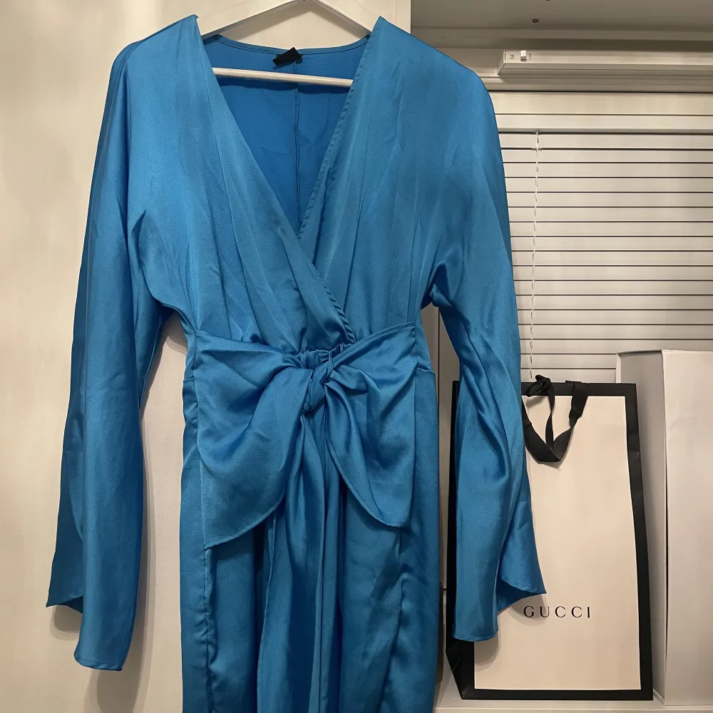 Säljer denna fina blå klänning. Använd 1 gång. Klänningar.